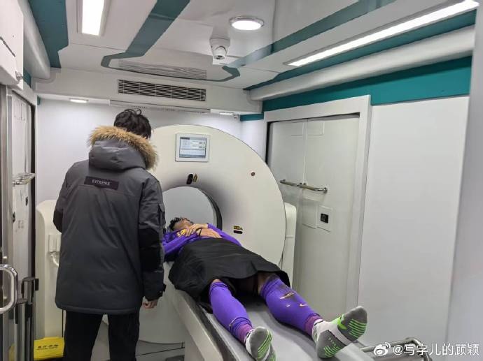 记者:谢维军初步检查无大碍,后续两天还要注意观察