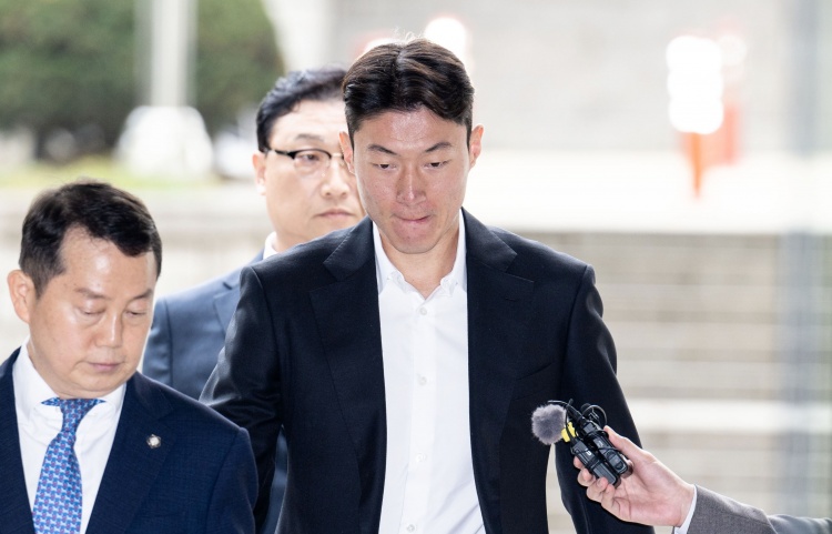 韩媒:庭审现场黄义助始终低头双手合十,判决后不停致歉